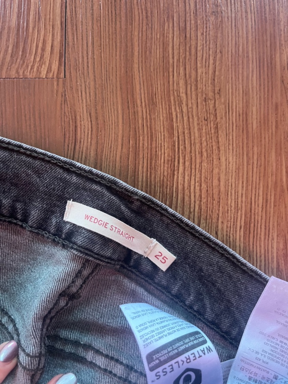 Levi’s Wedgie Straight Cropped Jeans - Picture 2 of 2